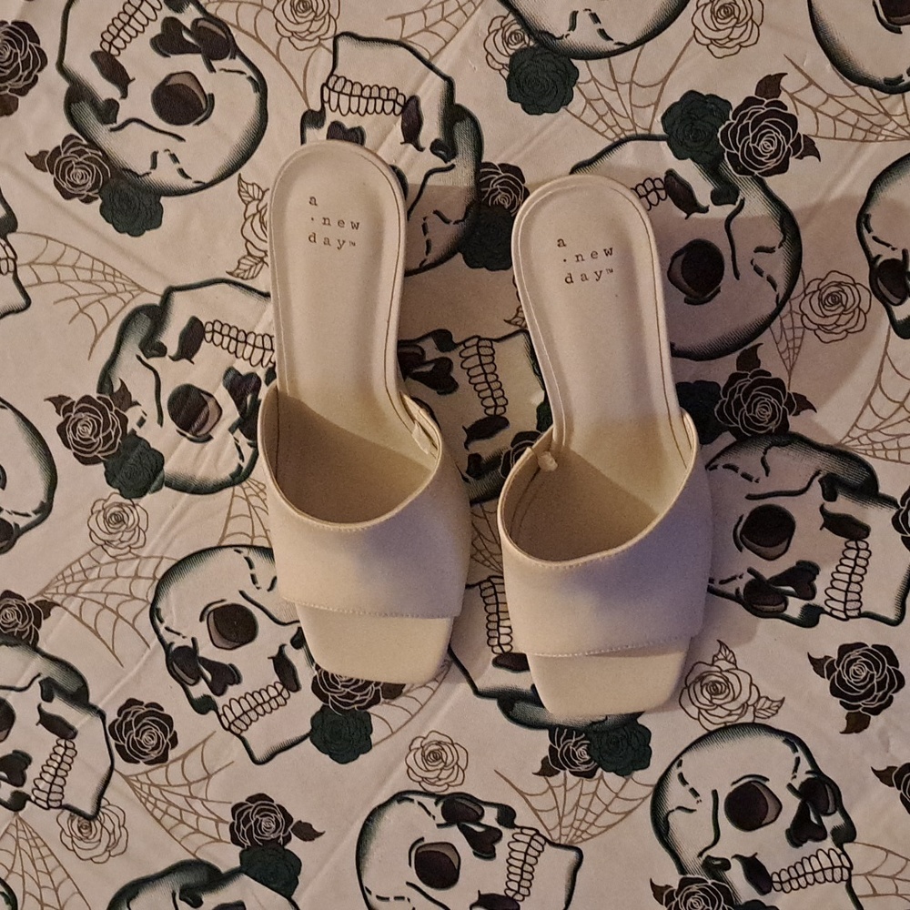 NWOT Cute White Sandles Sz 9 A New Day